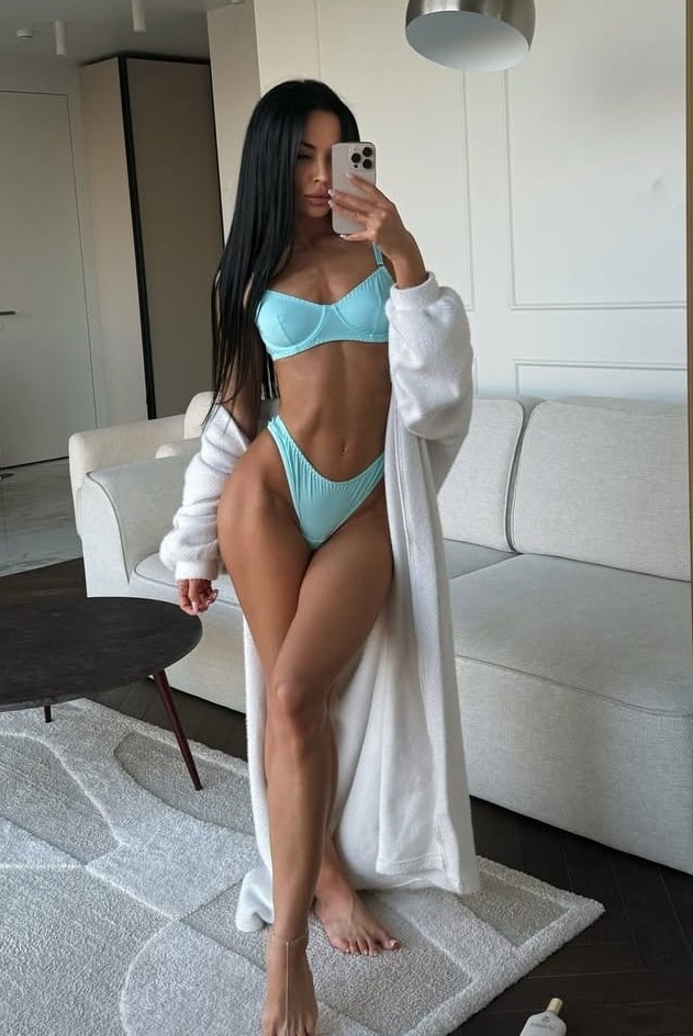 Шлюха ЭВЕЛИНА 22 лет сделает с удовольствием массаж не профи и позовет в гости в Район - Центр