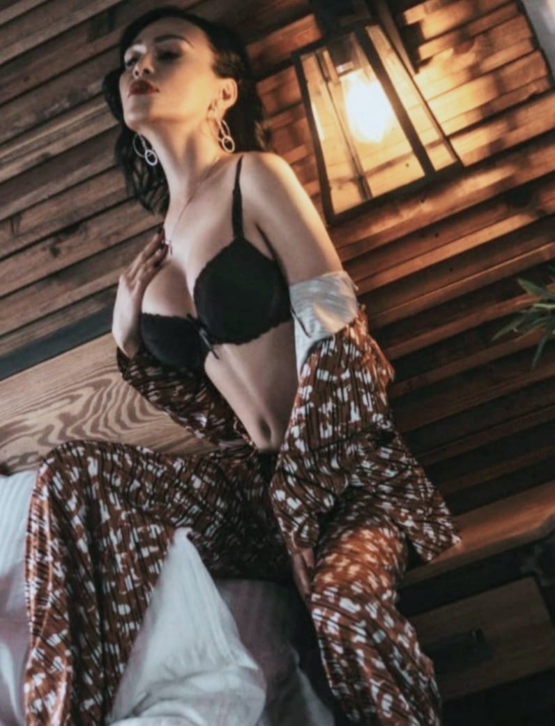 Профессионалка Дима Акт с 0 размером груди сделает с удовольствием урологический массаж и пригласит к себе