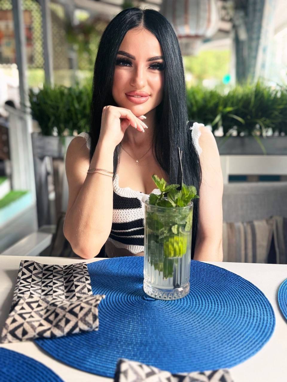 Девочка ГЕЛЯ V I P 29 лет исполнит минет в презервативе и позовет в гости в Район - Центр