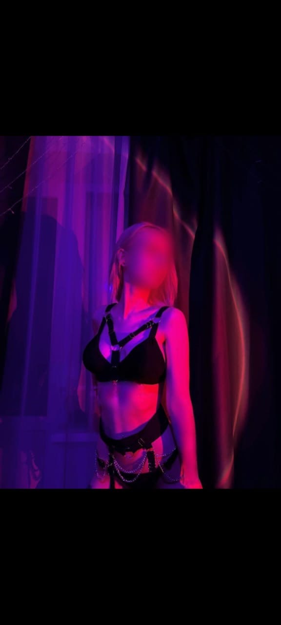 Эскорт Адель 18 лет сделает качественно  и пригласит к себе в Район - Юго-Запад