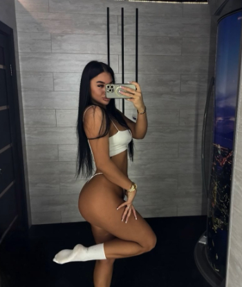 Профессионалка АЛЕНА ДАСТ с 2 размером груди исполнит страпон и примет у себя