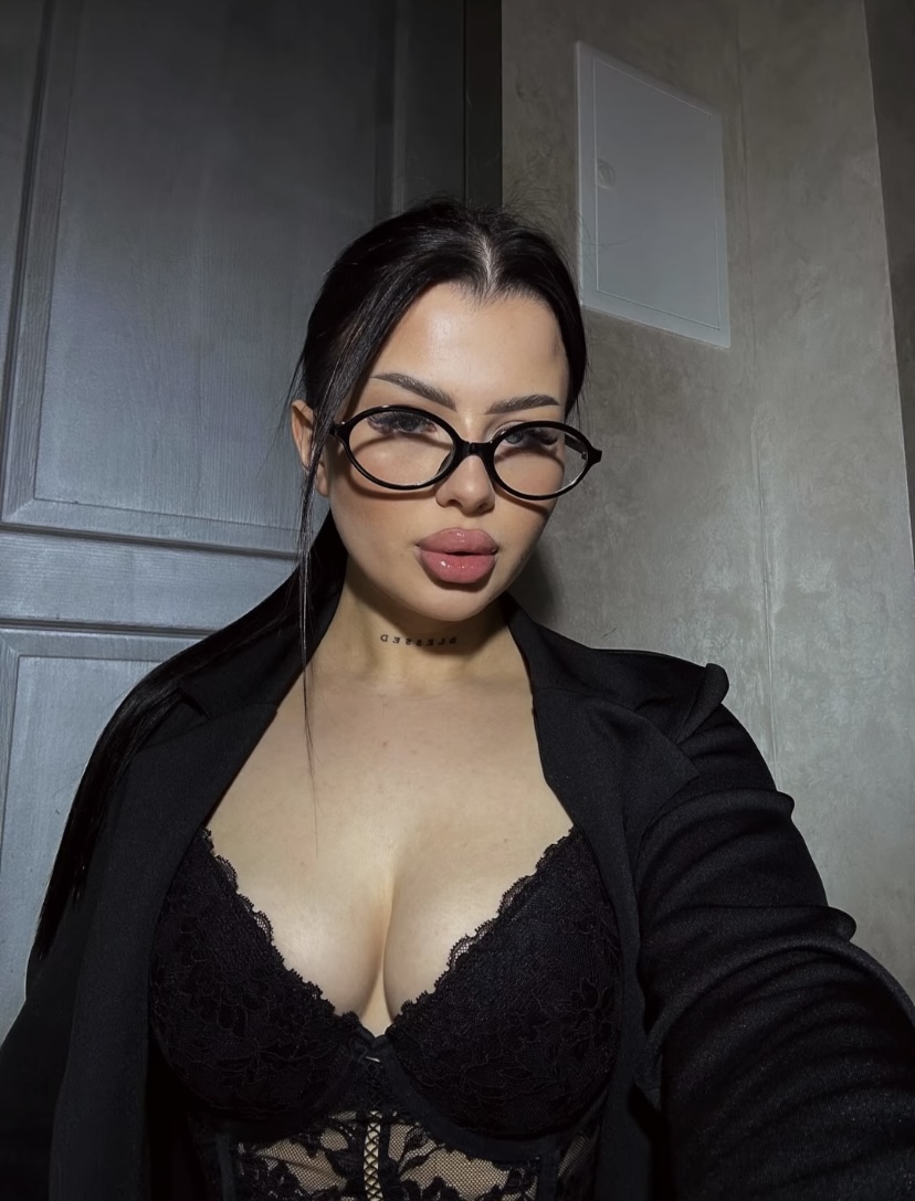 	Брюнетка ВИТА 24 лет сделает с удовольствием куннилингус и позовет в гости