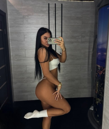 Индивидуалка АЛЕНА ДАСТ с 2 размером груди исполнит окончание на грудь и позовет в гости