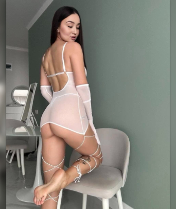 Брюнетка АЛИНОЧКА стройная исполнит игрушки и примет у себя в Район - Центр